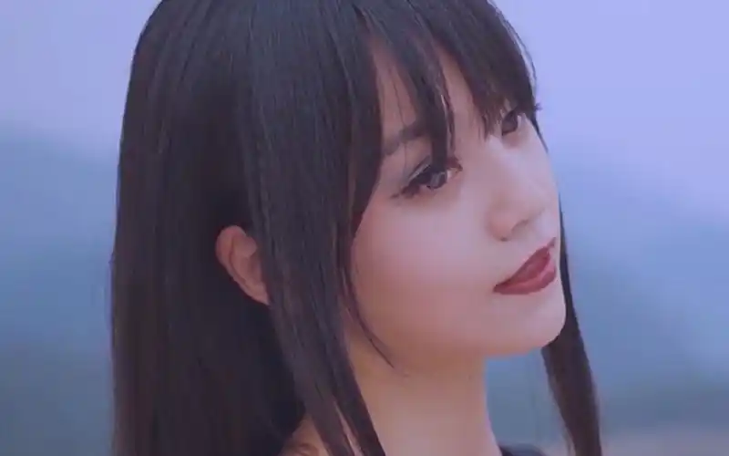 美女被外星人附身夺舍黑化变得性感妩媚