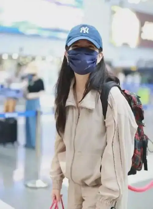 47岁赵薇近照曝光现身北京机场心情大好穿22000元衣很显富态