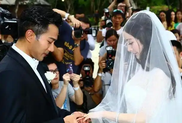 在绝大多数粉丝看来,偶像杨幂当初跟刘恺威结婚生娃就是个错误的决定.