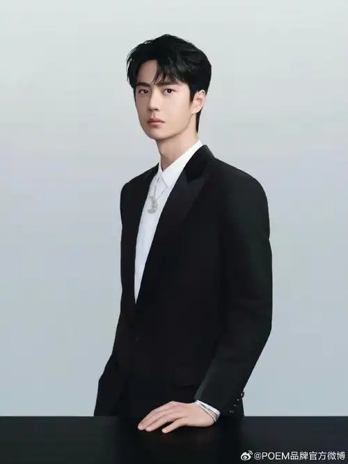 歌手/演员@uniq-王一博in#poem高级定制系列#「缎面拼接戗驳领西装」