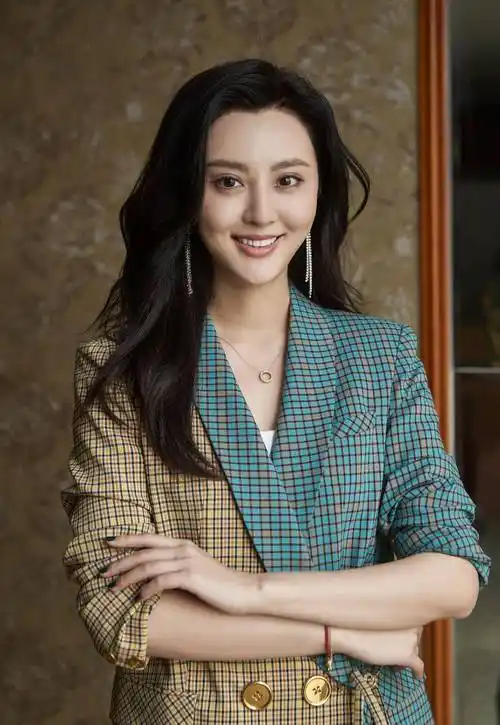 甘露穿健身衣服露细腰,裤子太紧勒出尴尬痕迹,身材下肋骨突出明显