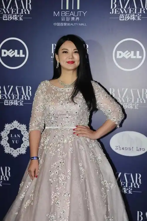 李湘中年发福太严重,穿白色婚纱连衣裙配长直发,至少有130斤