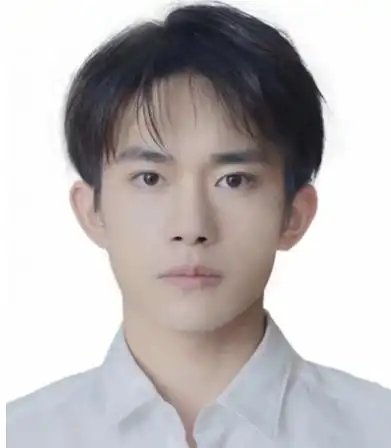 易烊千玺参加学生会议,谁注意工牌上的"证件照"?真像小北哥