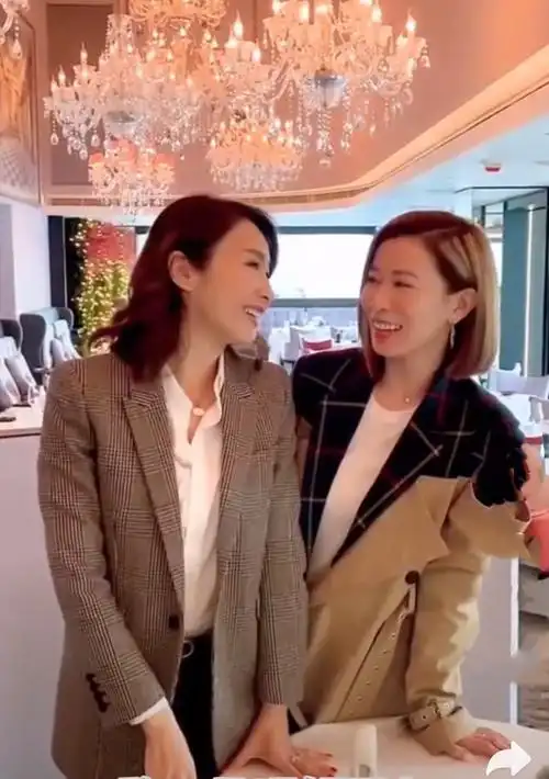 49岁黎姿同框45岁佘诗曼,同穿西装亮相,一个干练,一个洋气