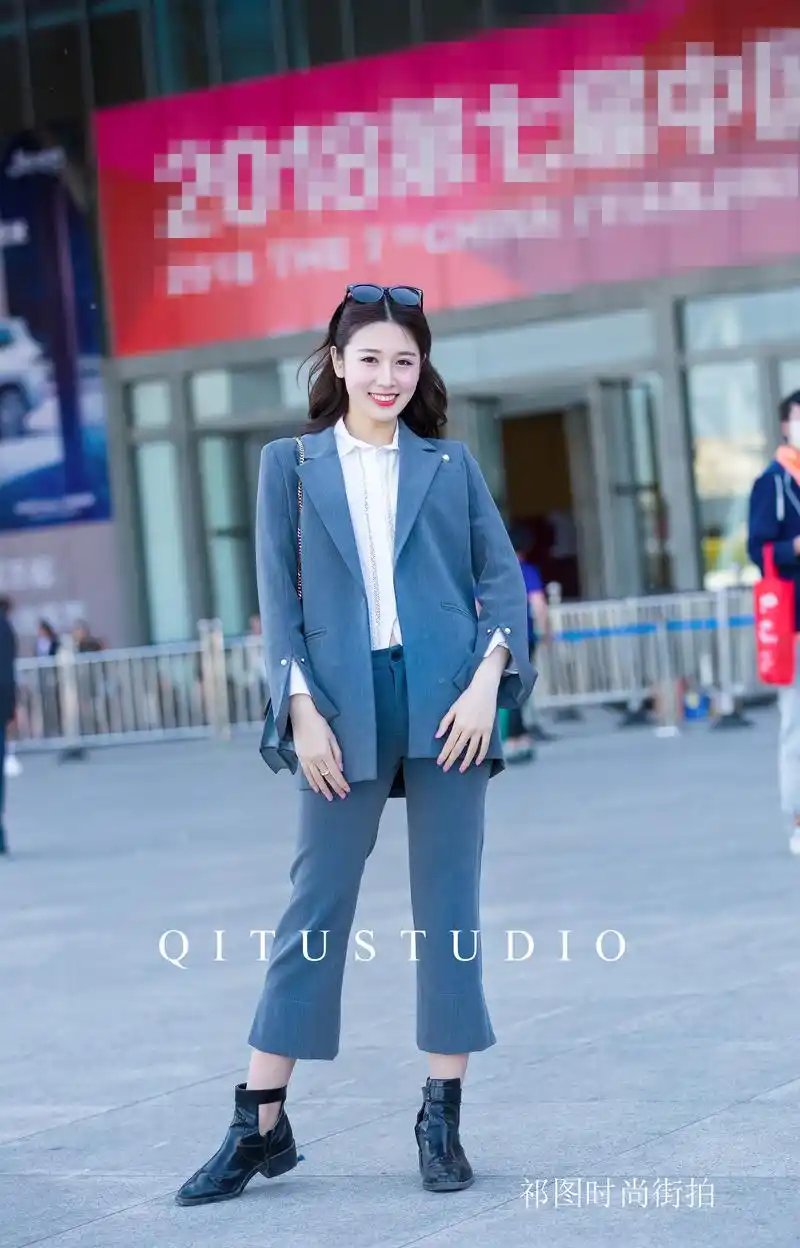 街拍:展厅外偶遇时尚西装美女模特
