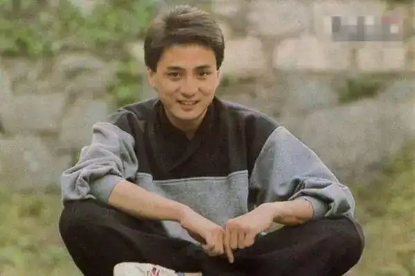 汤镇业年轻时候以美貌见称,有香港的阿兰德龙和女人汤圆的绰号