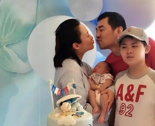 娶到神仙老婆都不好救,这4个星二代太随爹|成龙|张庭|蒋勤勤|林凤娇