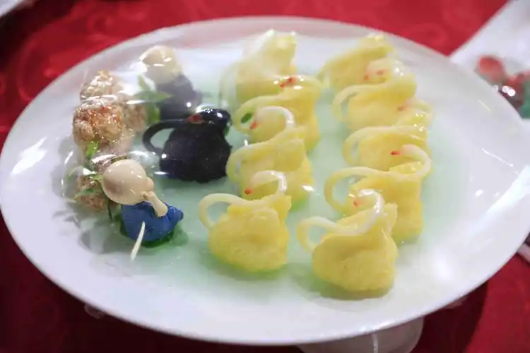 陕菜亮相丝博会 菜品造型精致引围观