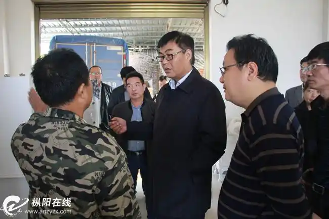 县领导杨贤招陪同.