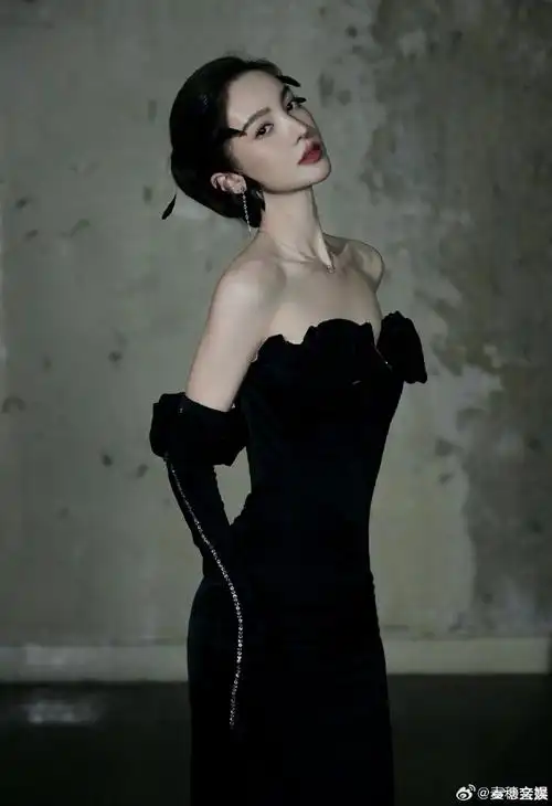 金晨黑丝绒天鹅裙##微博视界大会##金晨羽毛头饰