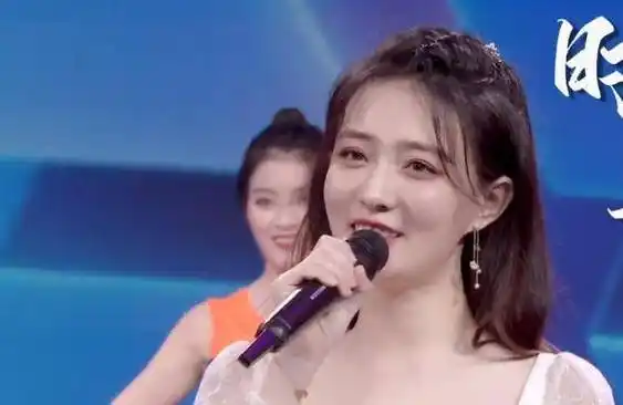 徐璐现身央视,与佟丽娅,孙怡同台比美,网友却都在看30岁李沁_节目