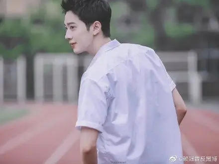 赖冠霖雕塑美男