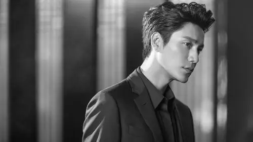 陈坤在某综艺里还被大学老师爆料,说他一天敷三张面膜.