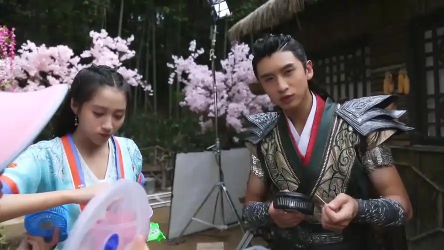 《轩辕剑之汉之云》花絮 张云龙吃关晓彤的西瓜_哔哩哔哩 (゜-゜)つロ