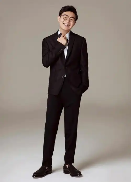 大鹏上演反转魅力演绎西装顽童风