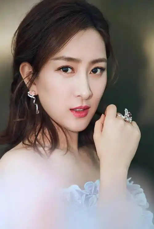 41岁马苏近照,变为大娘在做配角,她一人在那笑很尴尬_李小璐_影片