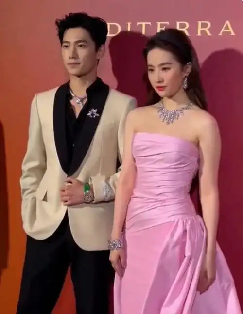 时尚资讯##杨洋刘亦菲合照2015年vs2023年