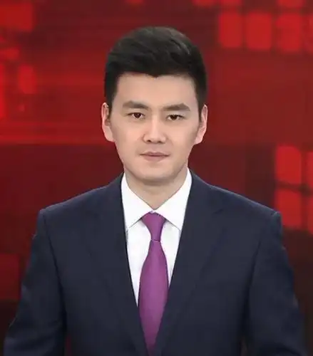 严於信:央视最年轻新闻联播主持人,撞脸宁泽涛,被指英年早婚