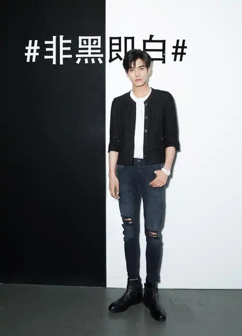 宋威龙出席时尚活动 网友大赞:帅炸天