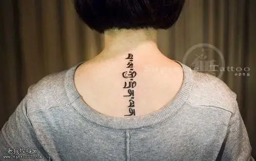 背部梵文字符纹身图案