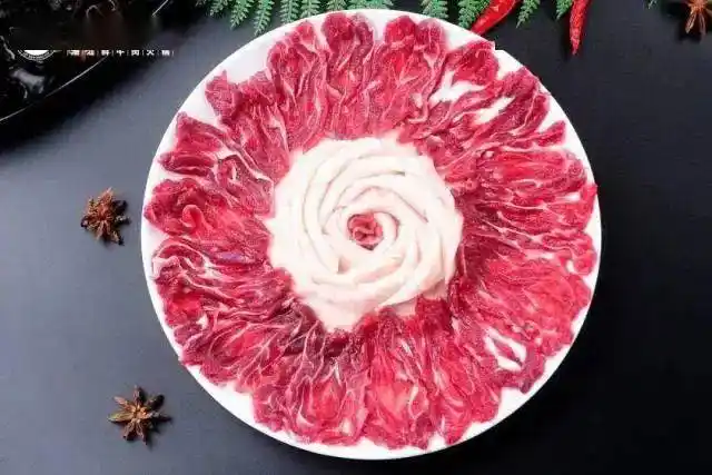 摆盘精美,呈现一朵花的形状,纹理清晰,红扑扑的非常诱惑=鲜香牛肉合集