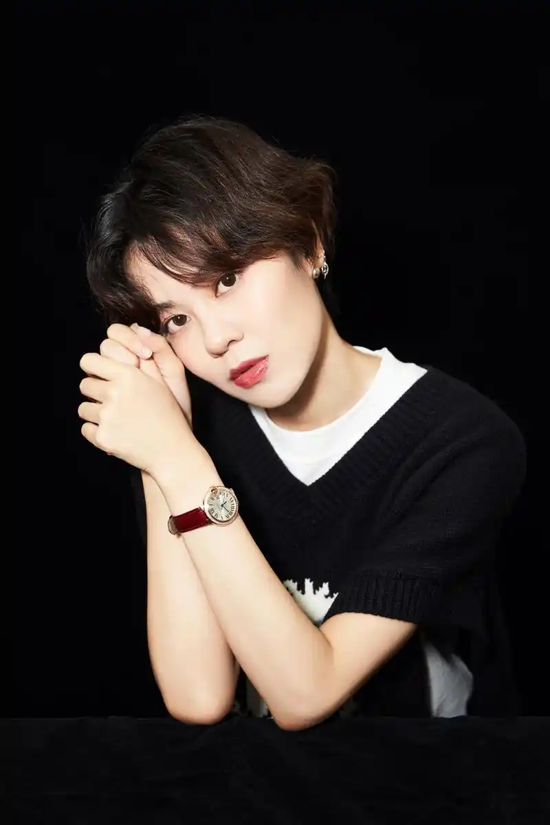 日前,郁可唯出席某活动,着装可爱童心十足,三首歌曲连唱把气氛推向