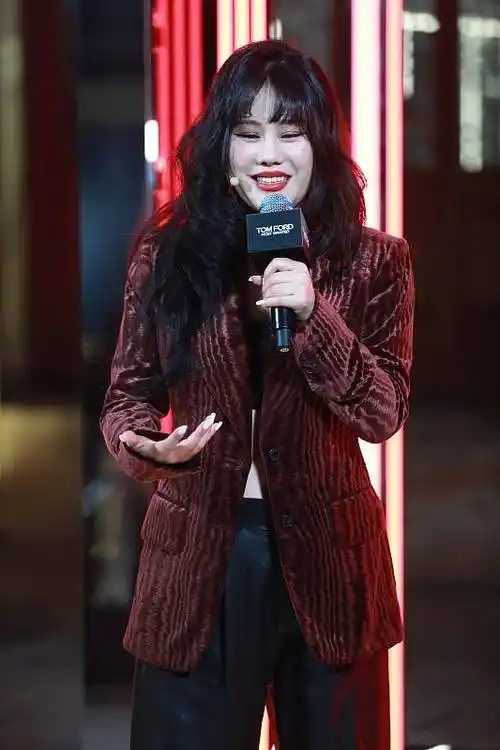 30的袁娅维脸部好显富态不过身材还挺好大女人风穿搭真赞