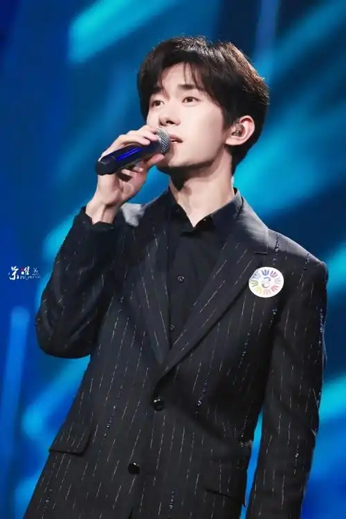 辞星海##易烊千玺于适同框照##易烊千玺不辞星海舞台#  很帅的大明星!