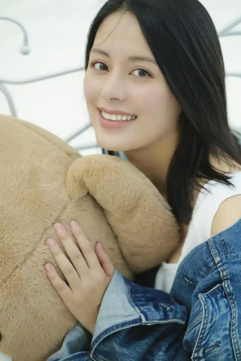 王力可是一个很有质感的演员,清新脱俗的气质,五官深邃辨识度高,宁静