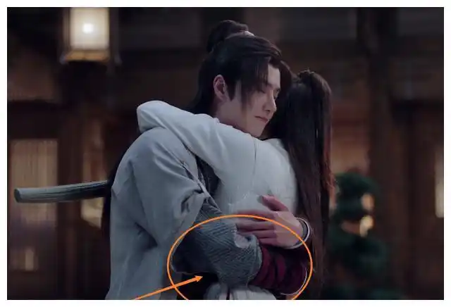 王一博伸手揽赵丽颖的腰当镜头特写他手部才知巴掌腰真的存在