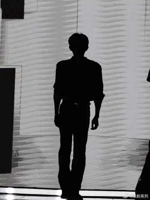 易烊千玺背影a爆##易烊千玺氛围感悬念大片