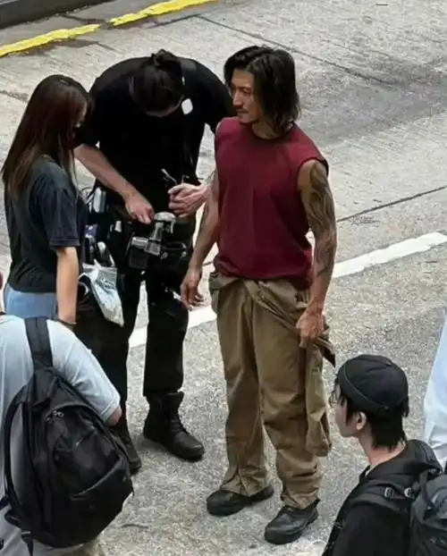 花臂谢霆锋香港街头手持冒蓝火的加特林嗒嗒嗒扫射