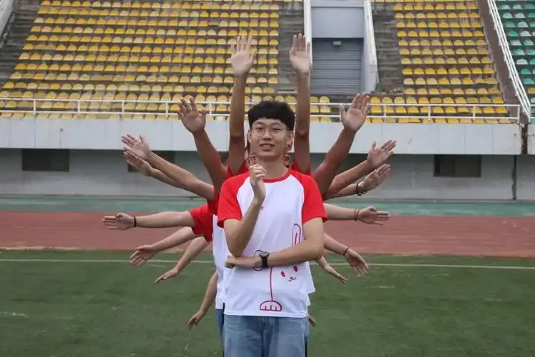 璠之队没文艺 有朝气队我们不一样队按照人数,让成员排成排9个人,然后