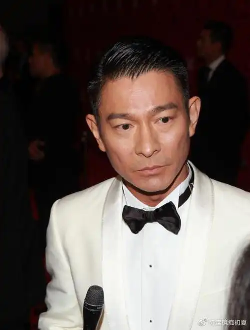 59岁刘德华晒40年前青涩照和40年后老年照,坦言希望再陪大家40年