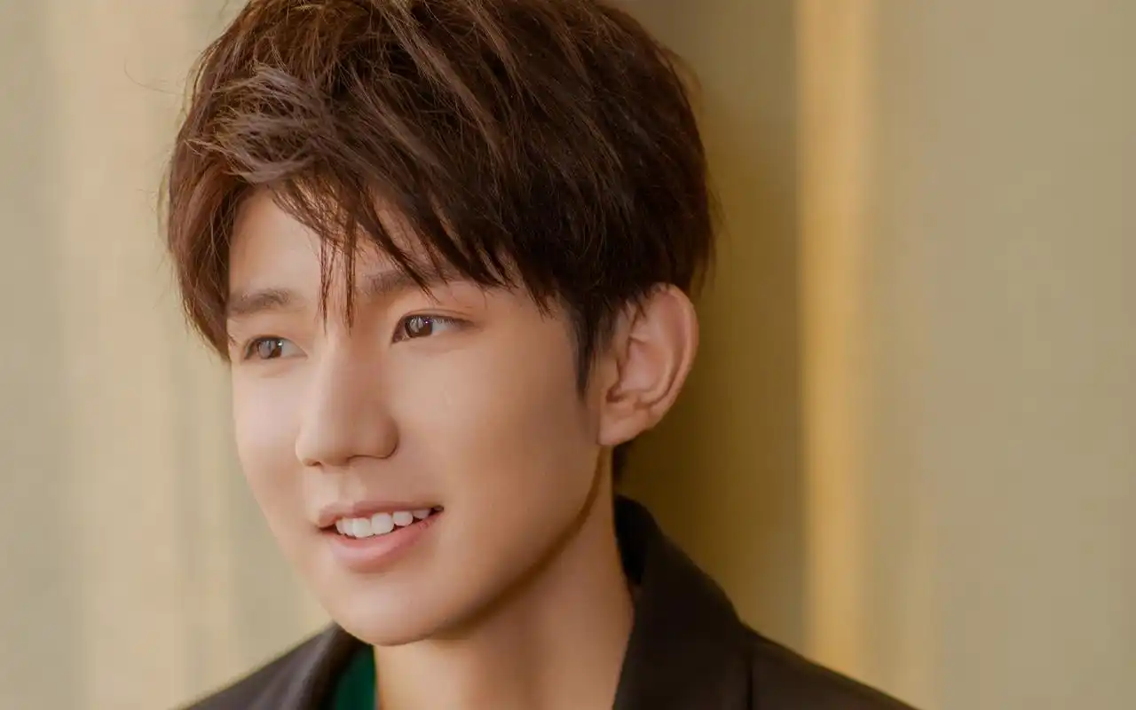 王源西装帅气写真高清图片桌面壁纸