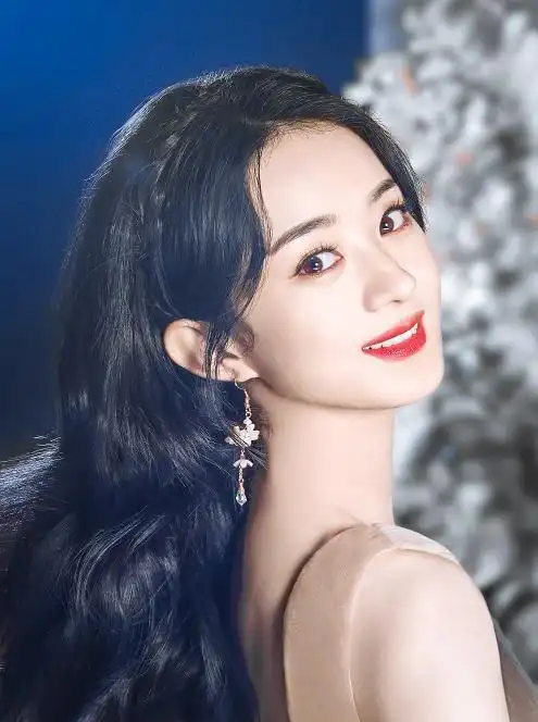 赵丽颖最新路透穿白色长袖连衣裙超显瘦脚上穿的鞋子成亮点