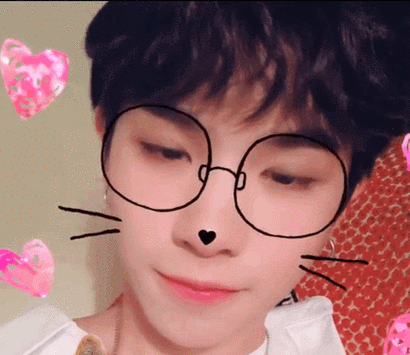 今日份是超萌嘟嘟嘴的#黄明昊#,简直可爱到犯规,你要不要pick一下?