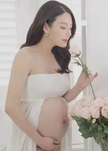 1月26日,杨天真在社交平台中晒出了张雨绮在怀孕期间的大肚孕照,作为