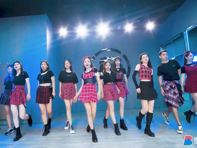 翻跳女团舞超级有活力