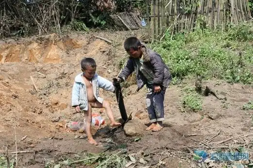 云南拉祜族村寨孩子冬天赤脚上学