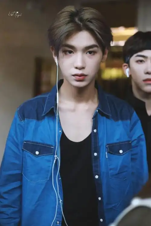 黄明昊《勇敢的世界》打卡上班,蓝色牛仔装衬托出清新迷人的气质