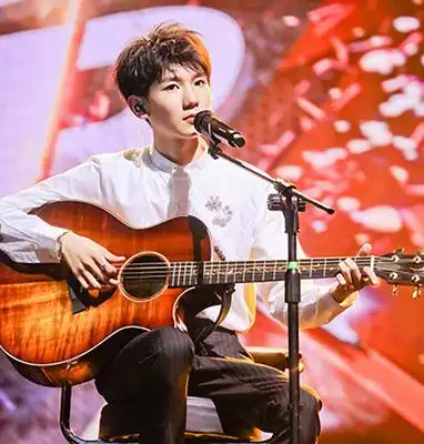 tfboys演唱会王源佩戴宝诗龙quatre radiant系列登场