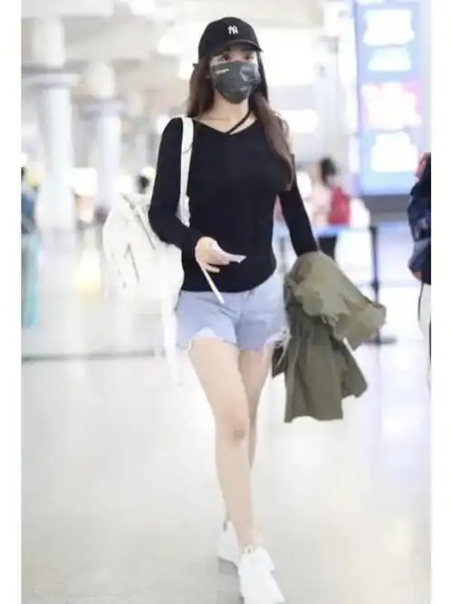 张含韵穿t恤秀玲珑有致好身材