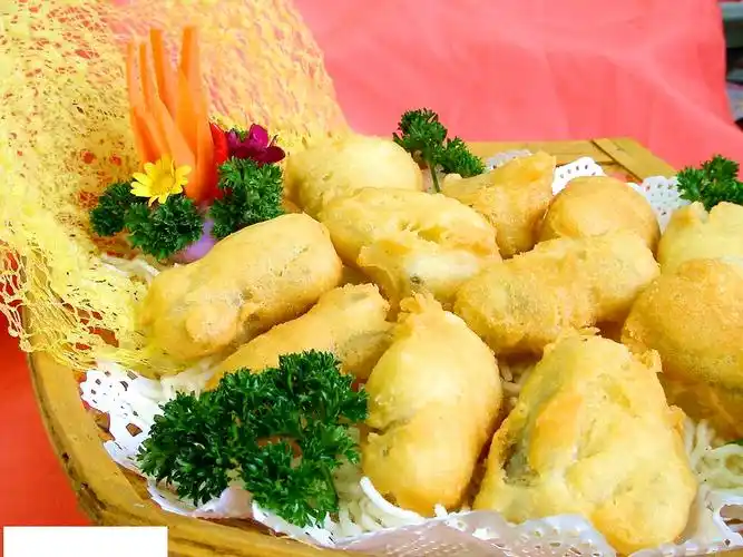 该菜品主要通过油炸的方法制作而成. /p>