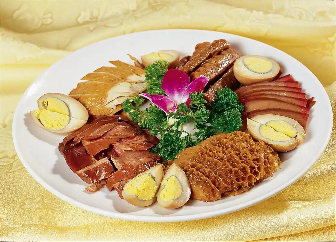 美食新花样:六道特色菜,分别摆盘,色香味俱全