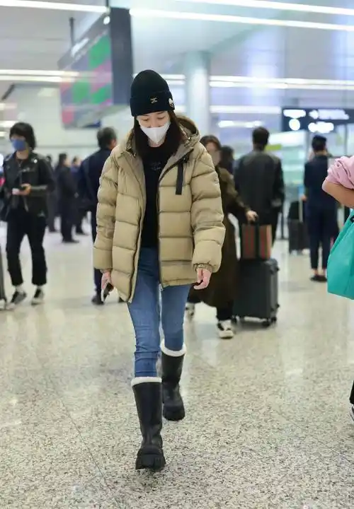 李小冉现身机场,短款羽绒服搭配紧身牛仔裤,保暖又时尚_颜色_身材