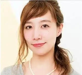 斜刘海,在刘海一边散落下几缕长发,将方脸修饰成甜美而靓丽的容颜了呢