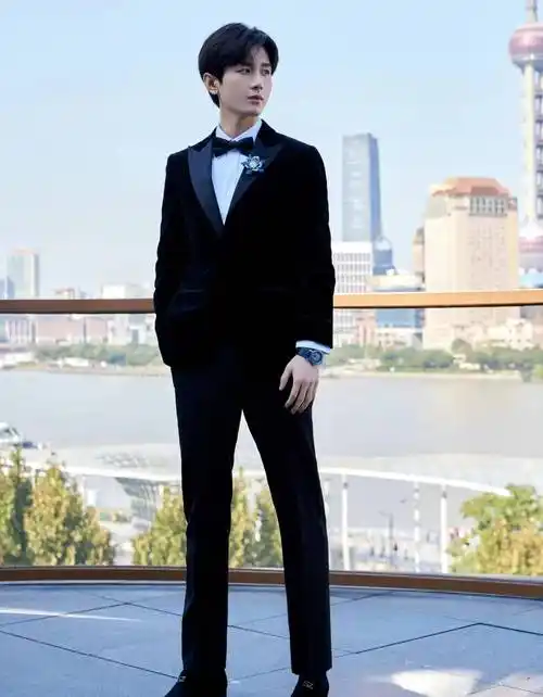 明星颜值高比例不好是硬伤,这几位男明星的全身照比例太完美_西装