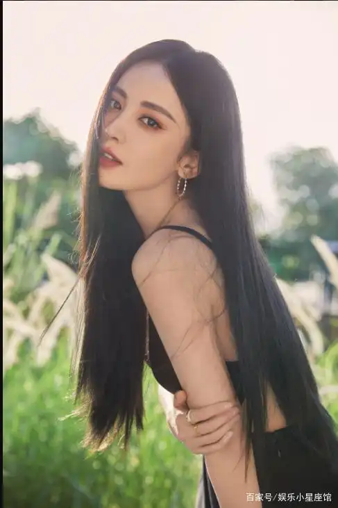 真正的颜值天花板!古力娜扎穿深v礼服出席活动,生图颜值超抗打