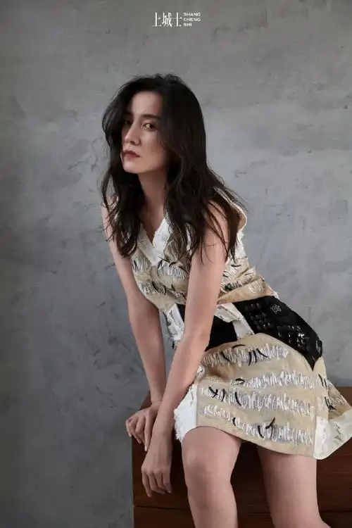 宋佳春日时尚大片释出眼神中满满故事感